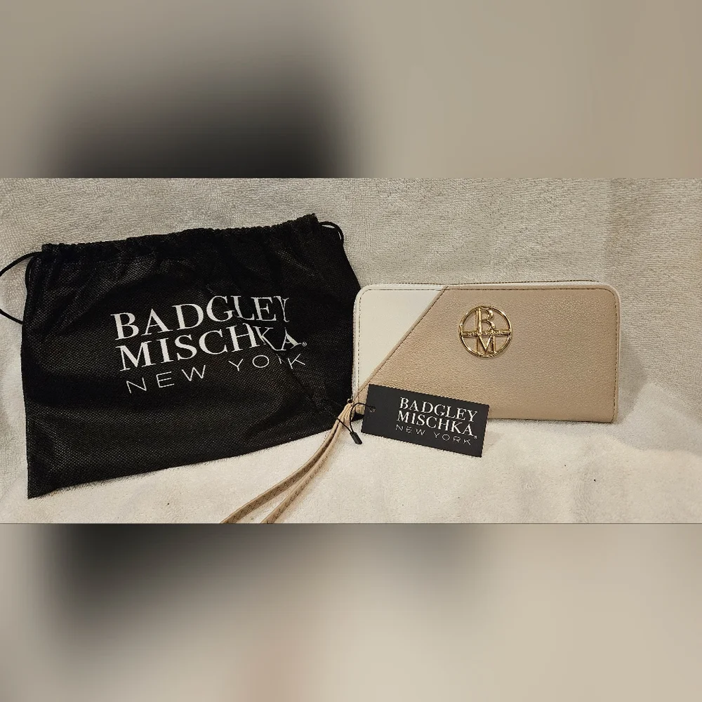 BADGLEY MISCHKA RAE WALLET WRISTLET